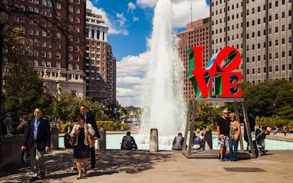 La icónica escultura de Robert Indiana que representa la palabra 'love', junto al ayuntamiento de Filadelfia.