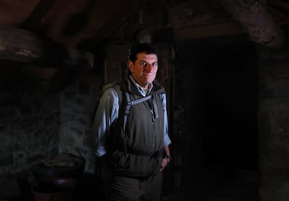 Domenico Medici es un productor de harina de castaña. En la imagen, en el secadero de ese fruto de su familia, donde se mantiene una tradición ancestral de la zona de Castelluccio, en el Alto Valle del Reno, a una hora en coche de Bolonia. Durante 40 días, las brasas de una hoguera de madera de castaño se mantienen vivas para desecar el fruto y luego molerlo con el fin de obtener su harina.