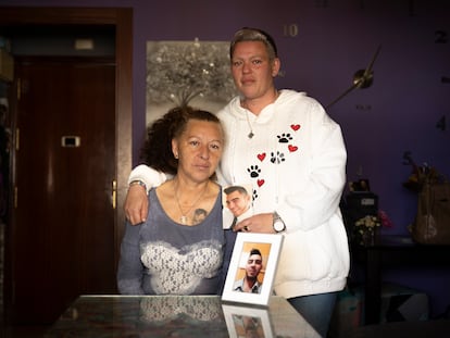 Barto y Sandra, madre y hermana de José Díaz, un joven onubense que recibió la eutanasia el pasado mes de abril.