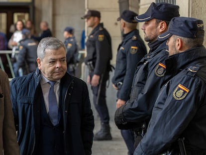 El exviceconsejero de Empleo, Agustín Barberá , a su llegada a la Audiencia de Sevilla para conocer la sentencia de los ERE en noviembre de 2019.