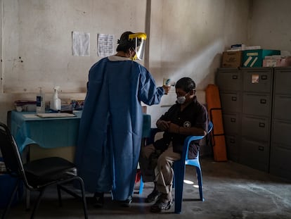 Una enfermera mide la temperatura de un paciente en el municipio Petatlán, en la sierra de Guerrero., en diciembre de 2020.