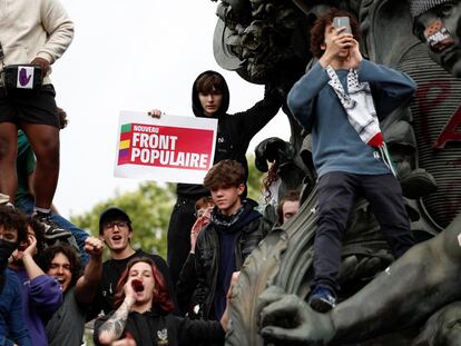 Un joven sostiene un cartel del Nuevo Frente Popular, que aglutina a las fuerzas de izquierda para las próximas elecciones legislativas de Francia, durante una manifestación en contra de la extrema derecha en París, el 15 de junio.