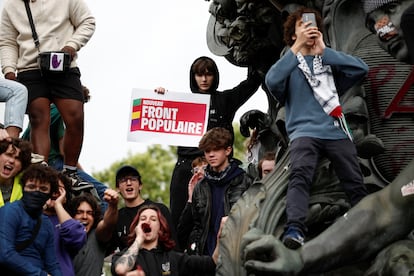 Un joven sostiene un cartel del Nuevo Frente Popular, que aglutina a las fuerzas de izquierda para las próximas elecciones legislativas de Francia, durante una manifestación en contra de la extrema derecha en París, el 15 de junio.