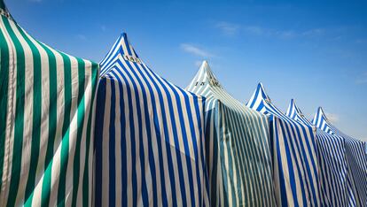 Detalle de los clásicos toldos listados en la playa de Zarautz (Gipuzkoa). 