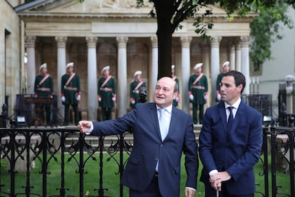 El lehendakari, Imanol Pradales (a la derecha), acompañado del presidente del PNV, Andoni Ortuzar, ante el roble de Gernika que simboliza los derechos y libertades del pueblo vasco, este sábado en la Casa de Juntas de Gernika donde jura su cargo.