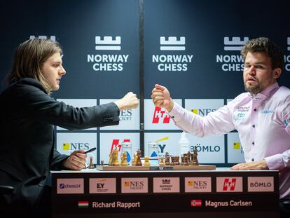 Rapport y Carlsen se saludan, hoy en Stavanger, tras acordar tablas en la partida lenta