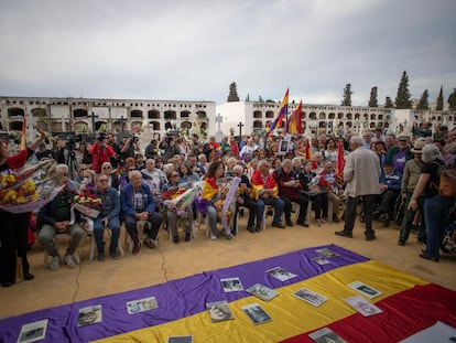 Víctimas y familiares en la inauguración del osario-memorial de Pico Reja en el cementerio de San Fernando de Sevilla, en marzo de 2023.