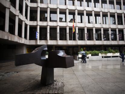 Escultura "Lugar de Encuentros II" de Eduardo Chillida frente al edificio-sede del Ministerio de Educación, Cultura y Deportes, en la plaza del Rey de Madrid.