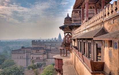 Uno de los palacios de Orchha: Jahangir Mahal, construido en 1605 para complacer al emperador mogol Jahangir, quien fue invitado del maharajá solo por una noche. Proporciona vistas perfectas a los templos y el río Betwa fuera del complejo del fuerte.