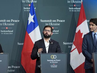 Gabriel Boric habla junto al presidente de Ucrania, Volodymyr Zelenskyy, y el primer ministro de Canadá, Justin Trudeau, durante la cumbre de paz sobre Ucrania en Obbürgen (Suiza), el 16 de junio.