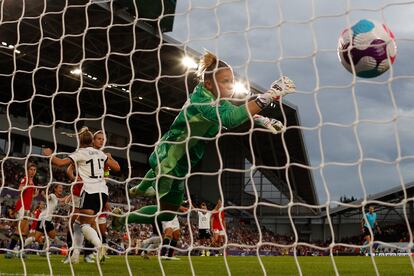 Sandra Paños encaja en el segundo gol de Alemania.