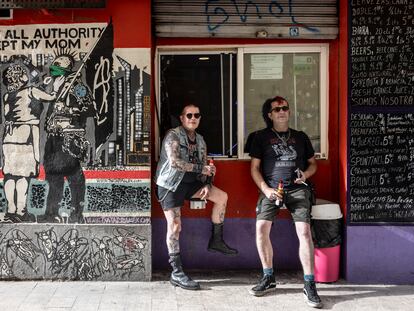 Coco (con chaqueta vaquera) y Pino, en el Bar Ripalda Boludo, junto a un grafiti punki del barrio del Carmen de Valencia, en una imagen tomada la pasada semana.