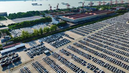 Coches a la espera de transporte para su venta en el puerto de Wuhu, en la provincia china de Anhui, en agosto de 2023.