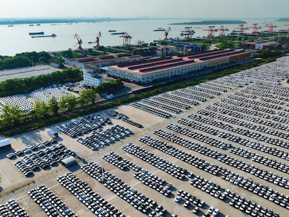 Coches a la espera de transporte para su venta en el puerto de Wuhu, en la provincia china de Anhui, en agosto de 2023.
