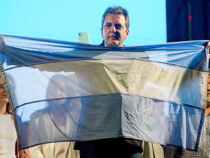 Sergio Massa sostenía el 23 de octubre una bandera argentina tras imponerse en la primera vuelta de las presidenciales.