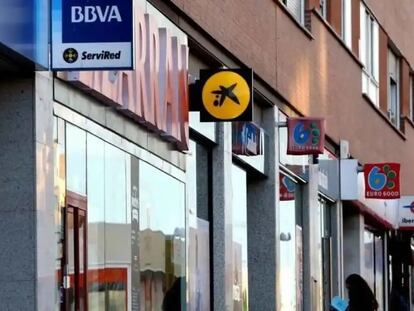 Varias sucursales bancarias, en una calle de Madrid.