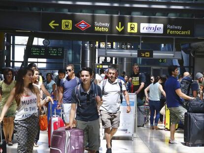 Viajeros en el pasillo de la Terminal 4 del aeropuerto de Madrid, en una imagen de archivo.