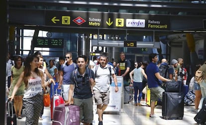 Viajeros en el pasillo de la Terminal 4 del aeropuerto de Madrid, en una imagen de archivo.