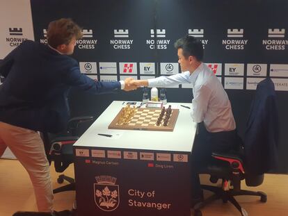 Carlsen saluda a Ding al llegar al escenario para disputar la 6ª ronda del Norway Chess este domingo