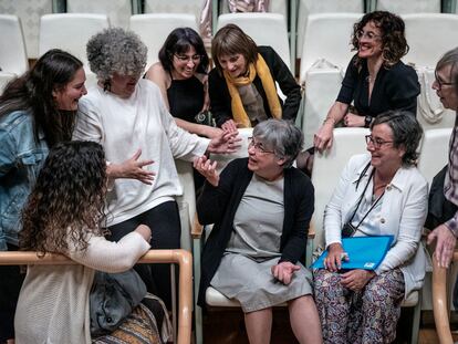 En el centro de la imagen Ana López Navaja, profesora de Lengua y Literatura y asesora de igualdad en la formación del profesorado de la Consejería de Educación de la Generalitat Valenciana, durante un receso de la jornada Women's Legacy: Our Cultural Heritage for Equity en el Palau de les Arts en 2022.