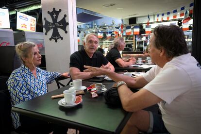 Patrick Vignal toma un café durante un reparto de propaganda electoral. 