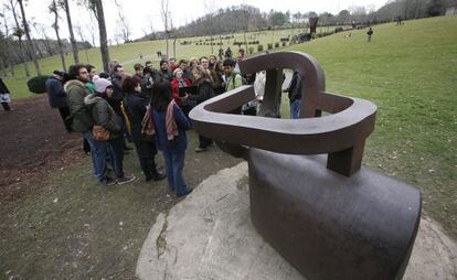 Un grupo de visitantes en Chillida-Leku, en vísperas del cierre del museo. 