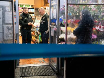 Policías investigan un robo y asesinato en un deli en Manhattan (Nueva York), en marzo de 2024.