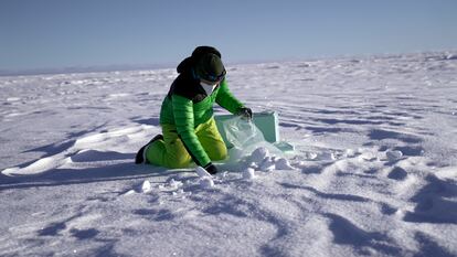 Toma de muestras para estudio científico durante la expedición SOS ARTIC Wind Sled 2024.