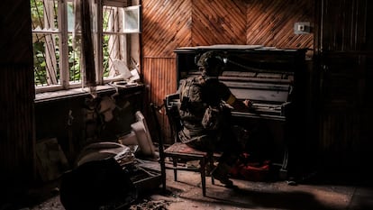 Un soldado ucranio toca el piano en un edificio en ruinas en Chasiv Yar (Ucrania) el 25 de junio.