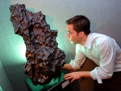 Meteorito caído en Argentina y expuesto en la firma Bonhams de Nueva York, que lo sacará a subasta.