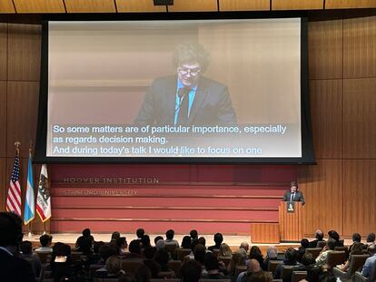 Javier Milei ofrece una conferencia en el Instituto Hoover en Stanford, California (EEUU) donde mencionó que Pedro Sánchez es un "kirchnerista sin buenos modales", el pasado 26 de mayo.
