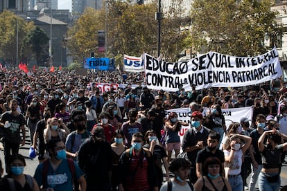 Miles de estudiantes marchan para exigir apoyos del Gobierno ante el encarecimiento del costo de vida, en Santiago (Chile), en marzo de 2022.