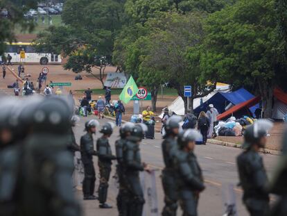 Partidarios de Jair Bolsonaro salen del campamento frente al Cuartel General del Ejército en Brasilia, este lunes.