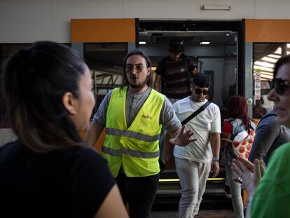 Usuarios del servicio de Rodalies de Renfe de Barcelona, este lunes.