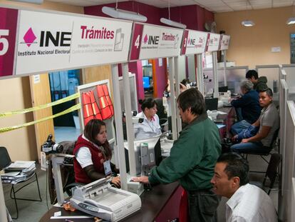 Ciudadanos mexicanos tramitan su credencial del INE en un módulo del Instituto en Ciudad de México, en una imagen de archivo.