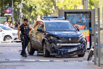 La policía acordona la zona entre las calles de Narváez y Alcalá tras el atropello este domingo en Madrid.