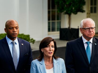 Wes Moore, Kathy Hochul y Tim Walz ofrecen una conferencia de prensa frente a la Casa Blanca, este 3 de julio.