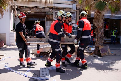 Varios bomberos trabajan en las labores de desescombro tras el derrumbe de un local en Playa de Palma, el 24 de mayo.