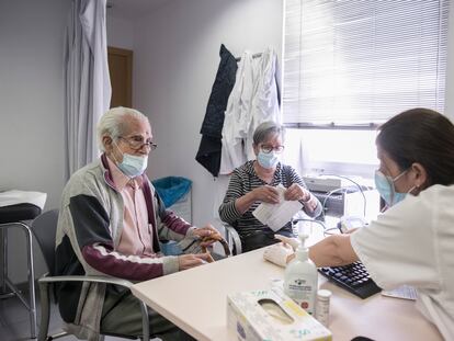 Una enfermera atiende a Manuel Fernández, de 90 años, en una consulta del centro de atención primaria Besòs de Barcelona.