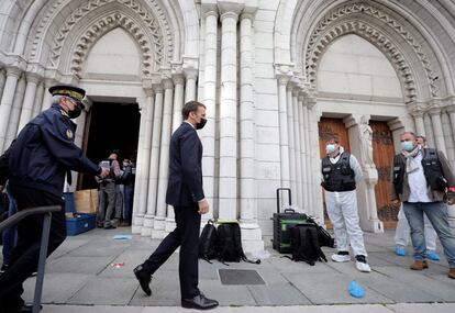 El presidente francés, Emmanuel Macron, visita la iglesia de Niza en la que tuvo lugar un ataque con cuchillo por un hombre que, según las autoridades locales, asumió la agresión como un acto islamista cuando fue detenido.