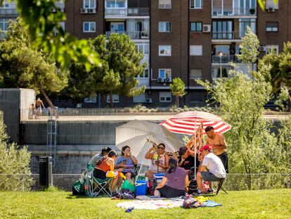 Ambiente en los chorros de Madrid Río, en Madrid, el 8 de julio de 2023.