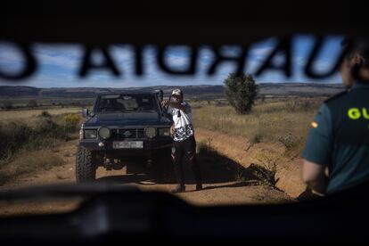 Joseba y Víctor recorren el camino que siguieron mientras escapaban de las llamas.