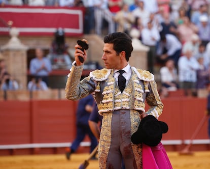 Álvaro Lorenzo muestra la oreja que cortó al quinto de la tarde.