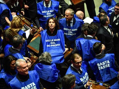 Diputados de Forza Italia protestan en el Parlamento contra los impuestos.