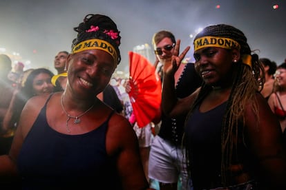 Varias personas asisten al concierto de Madonna, en la playa de Copacabana.