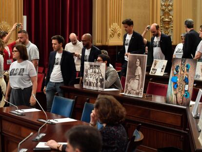 Diputados de la oposición abandonan el Parlamento balear este jueves con camisetas con el retrato de Aurora Picornell para unirse a una concentración de protesta por la actitud del presidente de la Cámara, Gabriel Le Senne, de Vox.