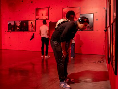 Asistentes a la exposición Kalabongó, en el Museo de Arte Moderno de Medellín, en Colombia.