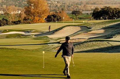 “Esta es mi pasión”, dice Francisco González al borde de un green. El golf va a ser una de sus dedicaciones cuando abandone la presidencia del BBVA.