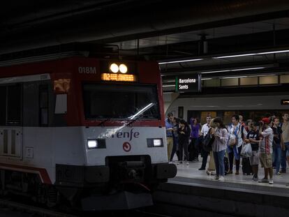 Usuarios de Rodalies Renfe (Cercanias) en la Estacion de Sants.