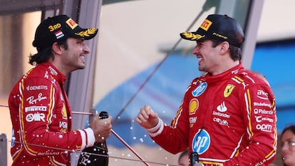 Charles Leclerc (d) y Carlos Sainz celebran después del Gran Premio de Mónaco.